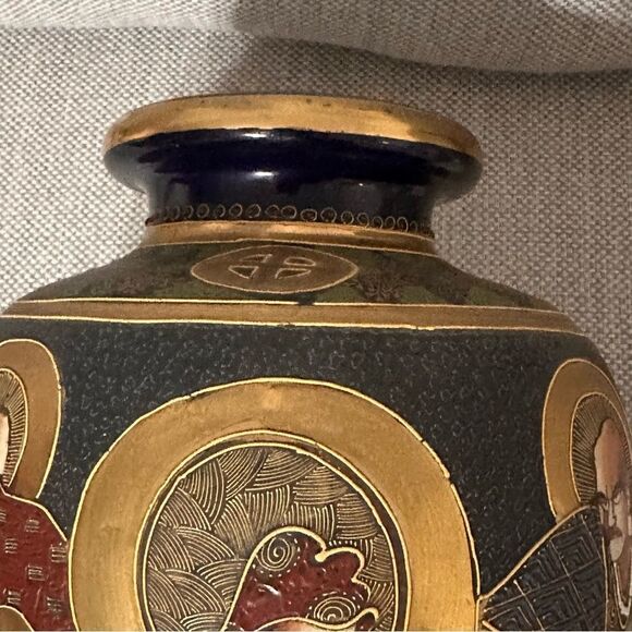 Satsuma Ware 8 Imperial Heads Large 15” Tall Vase - Picture 8 of 16